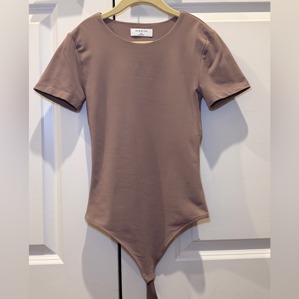 Aritzia Babaton Contour Crew Shortsleeve Bodysuit Warm Taupe Sz XS NWOT